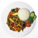 Naudanlihaa ja vihanneksia riisillä