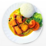 Lohi curry-kastikeessa riisillä