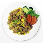 Naudanlihaa ja paistettua riisiä