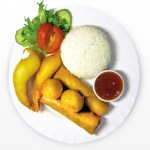 Friteerattu kanaa, katkaravut ja kevätrullat riisillä