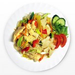 Kanaa ja paistettu nuudelit